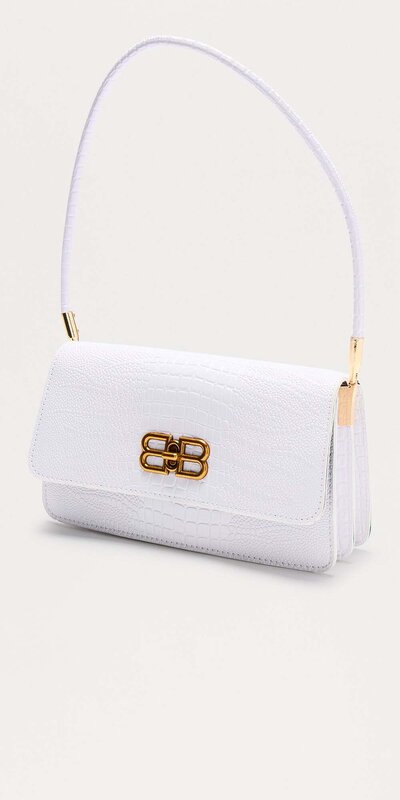 Biela listová kabelka s krokodílím vzorom a preklopeným detailom