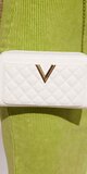 Biela prešívaná crossbody kabelka s retiazkovým popruhom