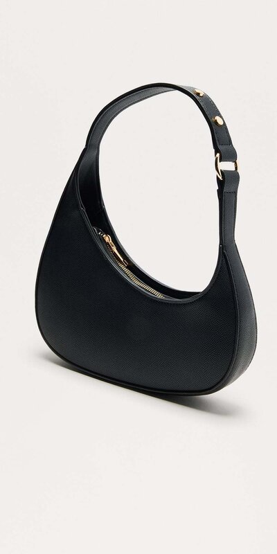 Čierna ramenná kabelka z eko kože so štruktúrovaným povrchom