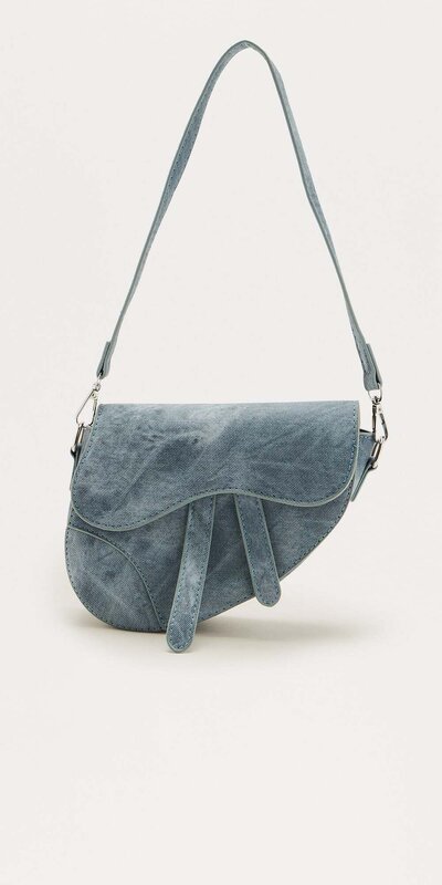 Modrá ramenná kabelka v rifľovom štýle s preklápacím zapínaním