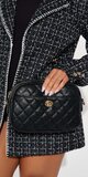 Čierna prešívaná crossbody kabelka s retiazkovým ramienkom