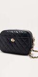 Čierna prešívaná crossbody kabelka s retiazkovým ramienkom