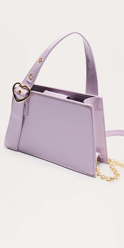 Fialová crossbody kabelka srdiečková s lesklým povrchom