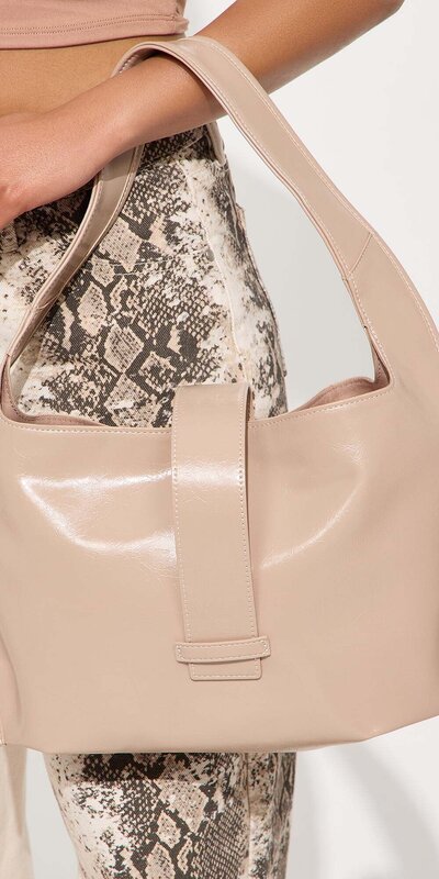 Béžová ramenná kabelka s prackou a preklápacím zapínaním