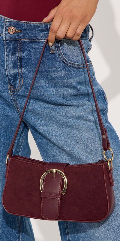 Bordová semišová ramenná kabelka s prackovým detailom