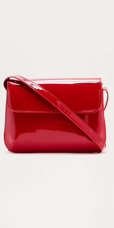 Ramenná kabelka v červenej farbe s nastaviteľným popruhom