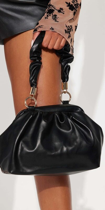 Čierna crossbody kabelka s riaseným detailom z umelej kože