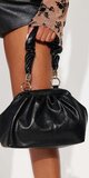 Čierna crossbody kabelka s riaseným detailom z umelej kože