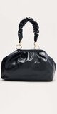 Čierna crossbody kabelka s riaseným detailom z umelej kože