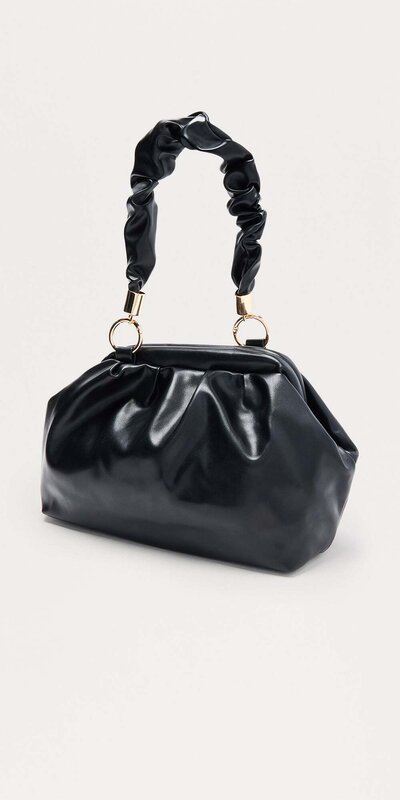 Čierna crossbody kabelka s riaseným detailom z umelej kože