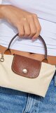 Béžová crossbody kabelka z umelej kože so zipsovým zapínaním