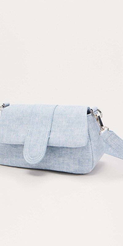 Svetlomodrá denimová ramenná kabelka s preklopným zapínaním