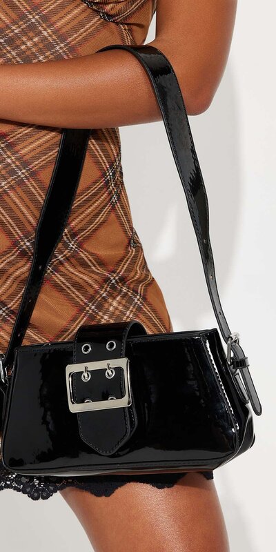 Čierna lakovaná ramenná kabelka s prackovým detailom