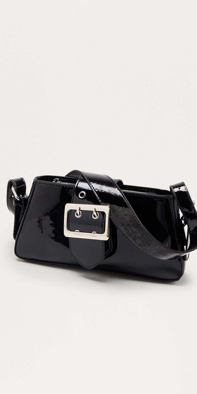 Čierna lakovaná ramenná kabelka s prackovým detailom