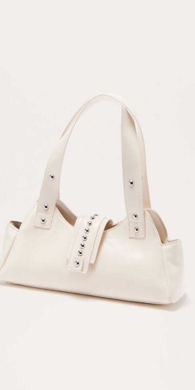 Krémová ramenná kabelka z umelej kože s cvokmi