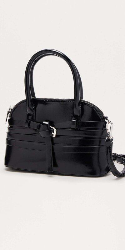 Čierna satchel kabelka z umelej kože s prackovým detailom