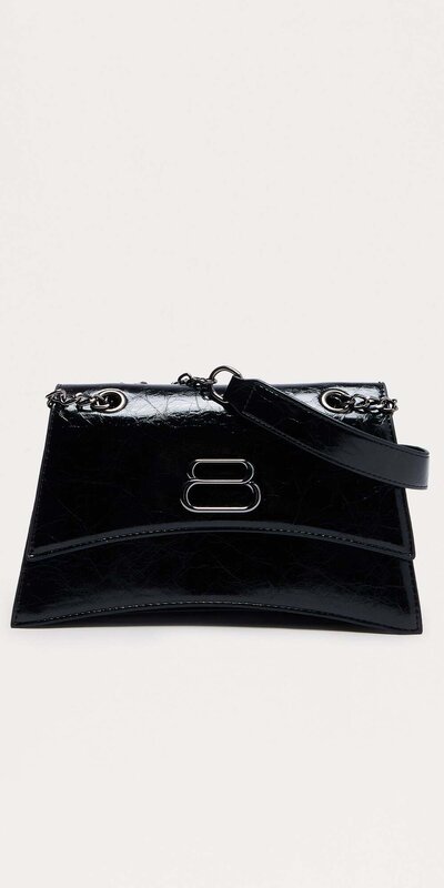 Čierna ramenná kabelka s retiazkovým popruhom a príveskami