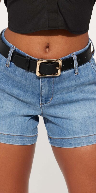 Čierny opasok so štvorcovou kovovou prackou