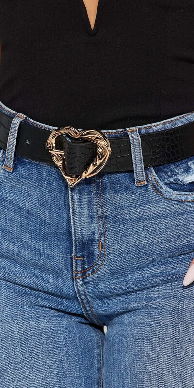 Čierny opasok s krokodíliou textúrou a srdcovou prackou