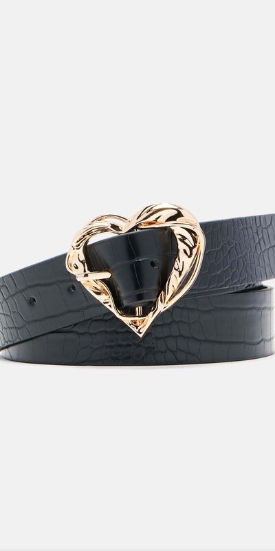 Čierny opasok s krokodíliou textúrou a srdcovou prackou