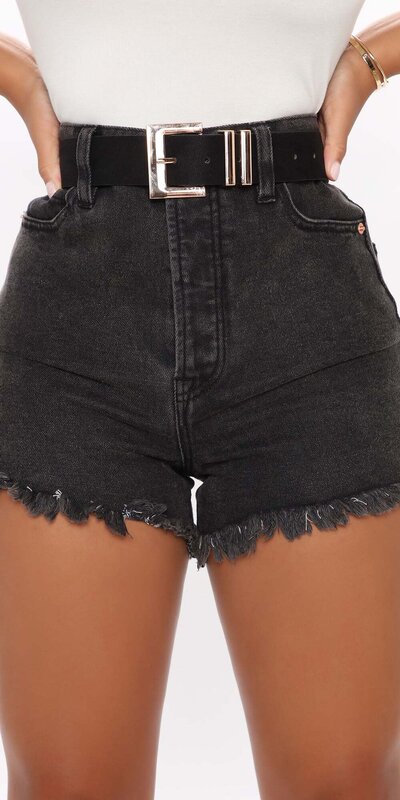 Čierny opasok so štvorcovou zlatou prackou