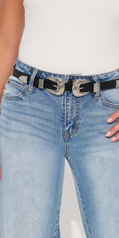 Čierny opasok z umelej kože s dvojitou prackou