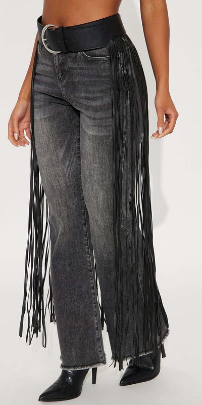 Čierny široký opasok z umelej kože s dlhými strapcami