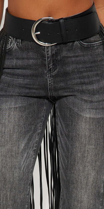 Čierny široký opasok z umelej kože s dlhými strapcami