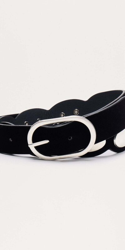 Čierny semišový opasok so striebornou prackou