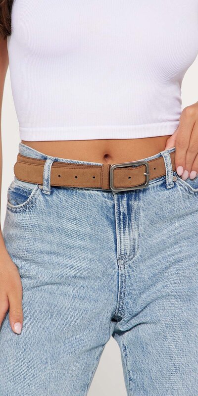 Béžový semišový opasok so štvorcovou prackou