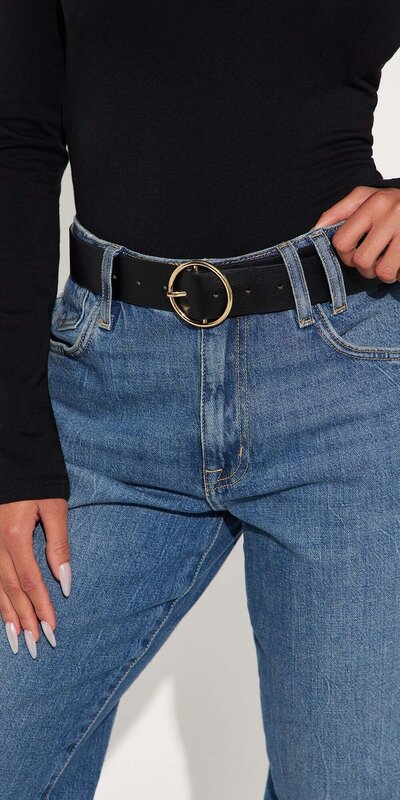 Čierny opasok z umelej kože s okrúhlym zapínaním