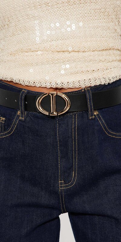 Čierny opasok z umelej kože s veľkou kruhovou prackou