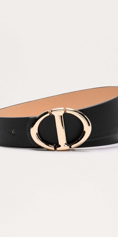 Čierny opasok z umelej kože s veľkou kruhovou prackou