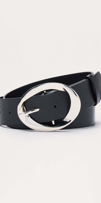 Čierny opasok z umelej kože s kruhovou prackou
