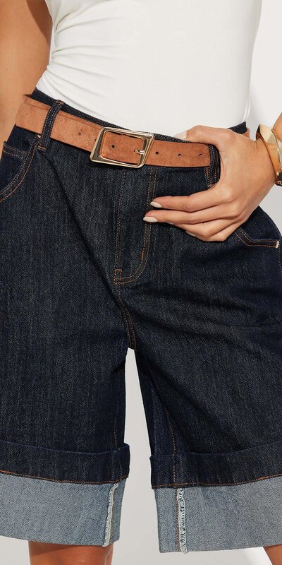 Hnedý semišový opasok s abstraktnou prackou