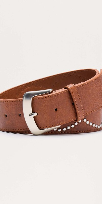 Hnedý opasok z umelej kože s vybíjaním