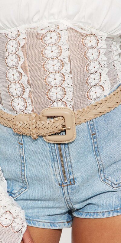 Béžový prepletaný opasok z umelej kože s veľkou prackou