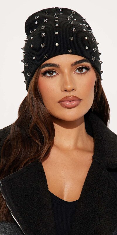 Dámska čierna čiapka s veľkým vybíjaním