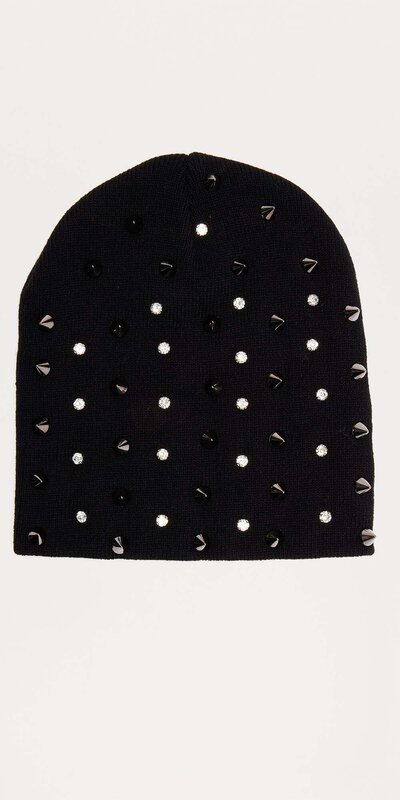 Dámska čierna čiapka s veľkým vybíjaním