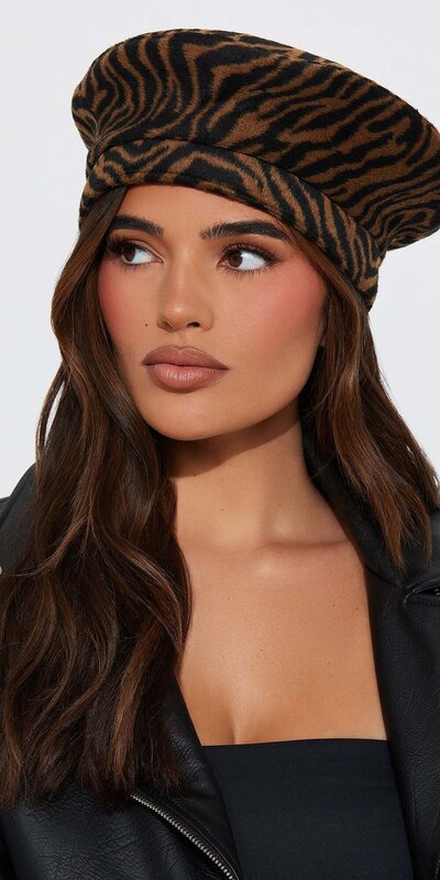 Hnedá zebrovaná baretka z jemného textilu