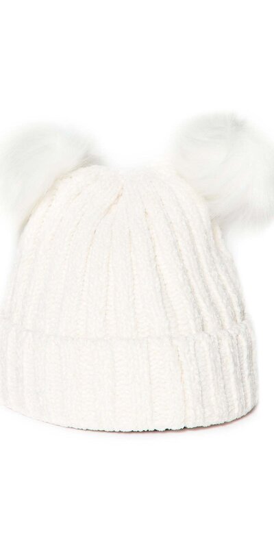 Krémová čiapka s dvomi brmbolcami z jemného materiálu