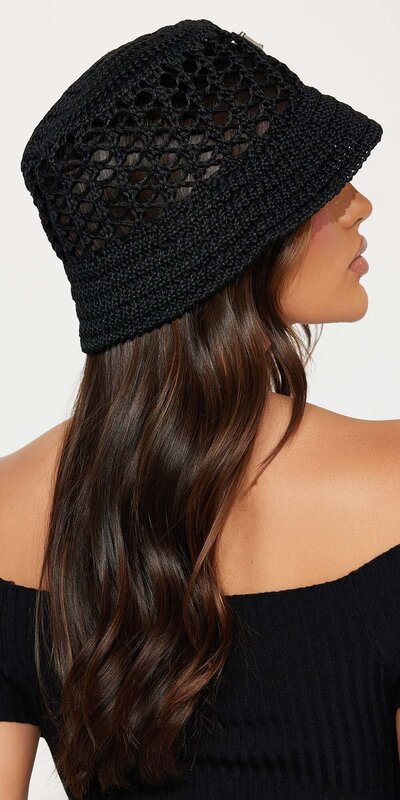 Čierny slamienkový bucket klobúk s kovovým detailom