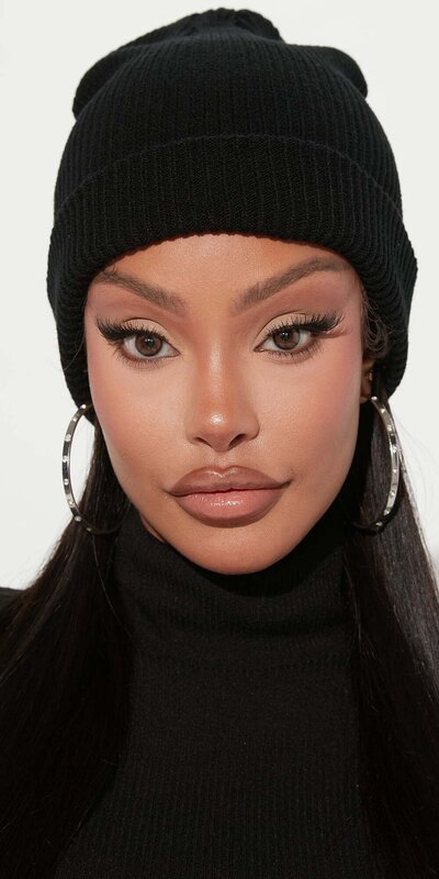 Čierna pletená čiapka s rebrovaným vzorom