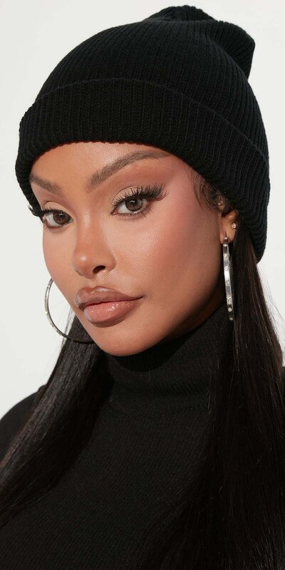 Čierna pletená čiapka s rebrovaným vzorom