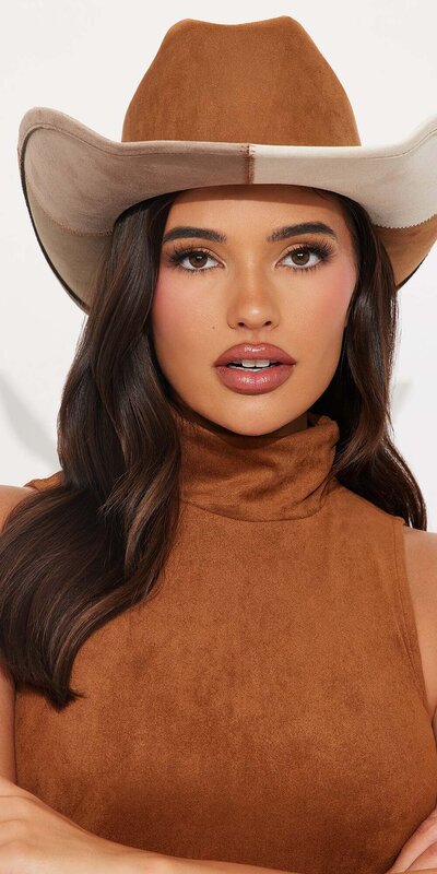 Hnedý fedora klobúk s farebným blokom zo semišového efektu