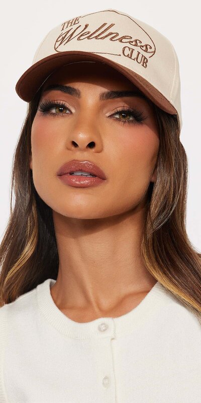 Hnedá šiltovka s nápisom z príjemnej zmesi materiálov