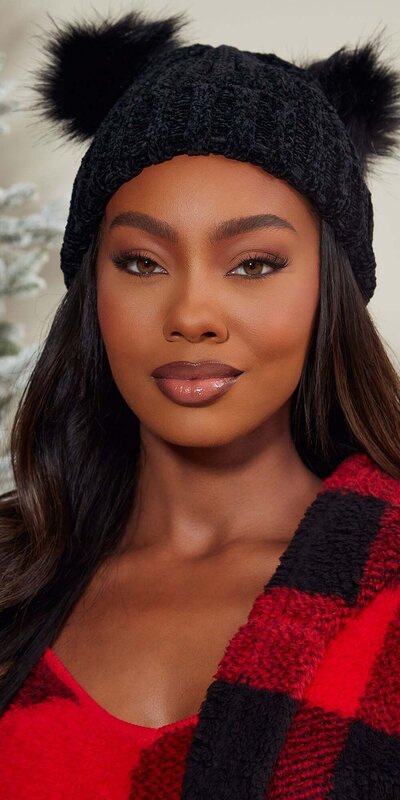 Čierna zimná čiapka s brmbolcom z jemného polyesteru