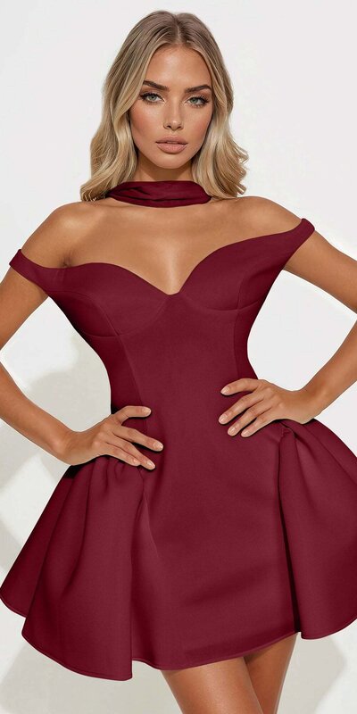 Bordové mini šaty s odhalenými ramenami a jemným riasením Bordová