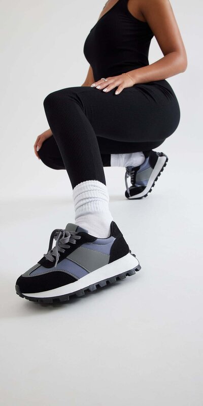 Čierne platformové šnurovacie tenisky v kombinovanej farbe Čierna