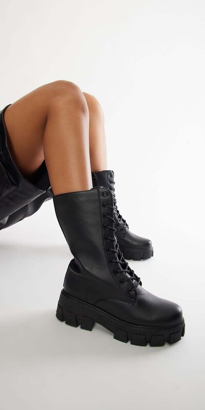 Čierne kožené combat čižmy so šnurovaním a nízkym podpätkom